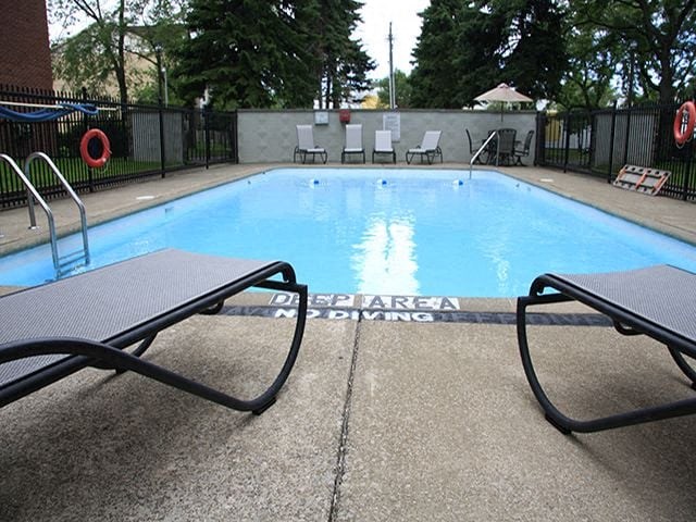 Regency Towers outdoor pool and loungers in St. Catherines, ON