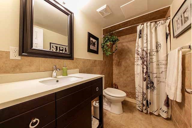 Garden Court bathroom with full sized bathtub in Windsor, ON