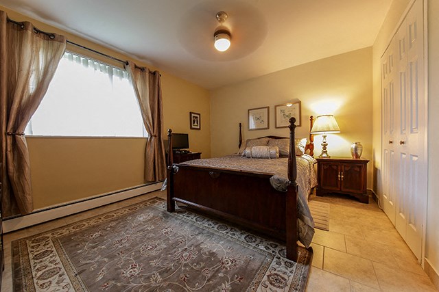 Garden Court large bedroom in Windsor, ON
