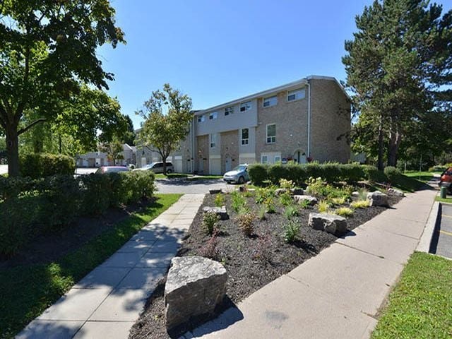 Creekside Townhomes in Oshawa, ON landscape of property grounds