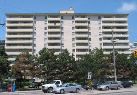 a large building with cars parked in front of it