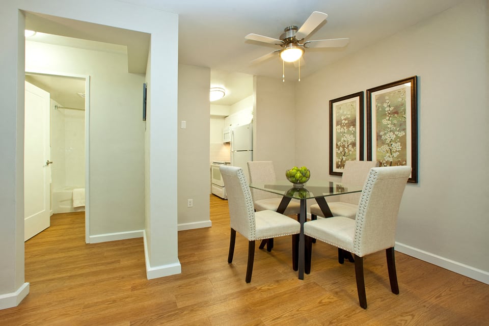 Lord Simcoe Apartments dining room with beautiful hard surface flooring in Niagara Falls, ON