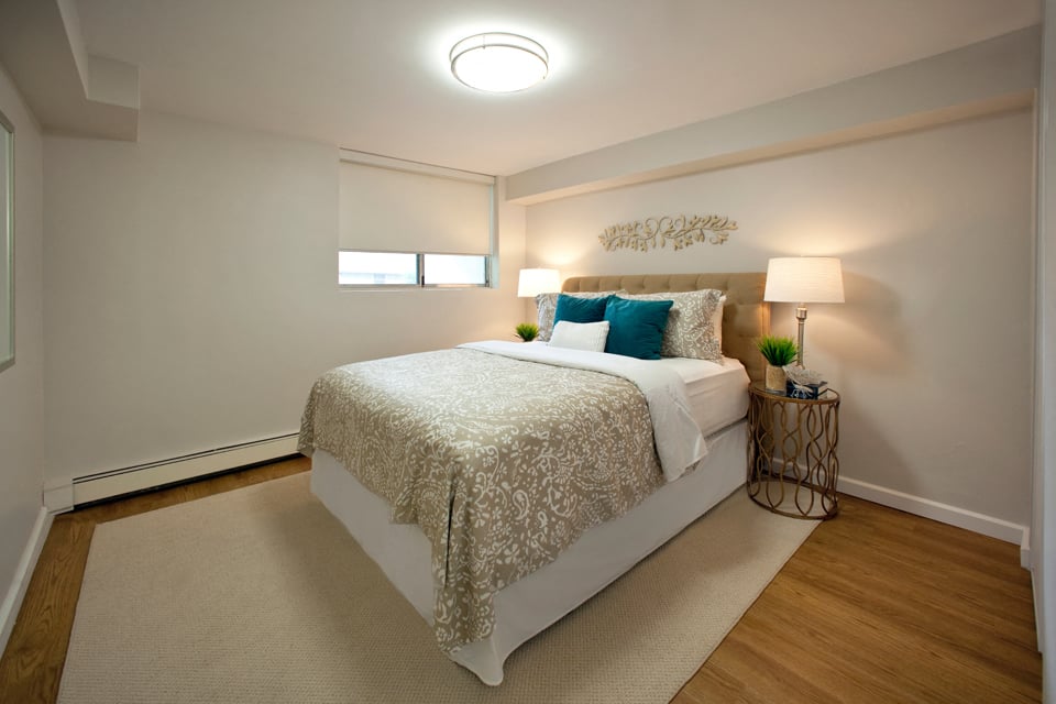 Lord Simcoe Apartments large bedroom with hard surface flooring in Niagara Falls, ON