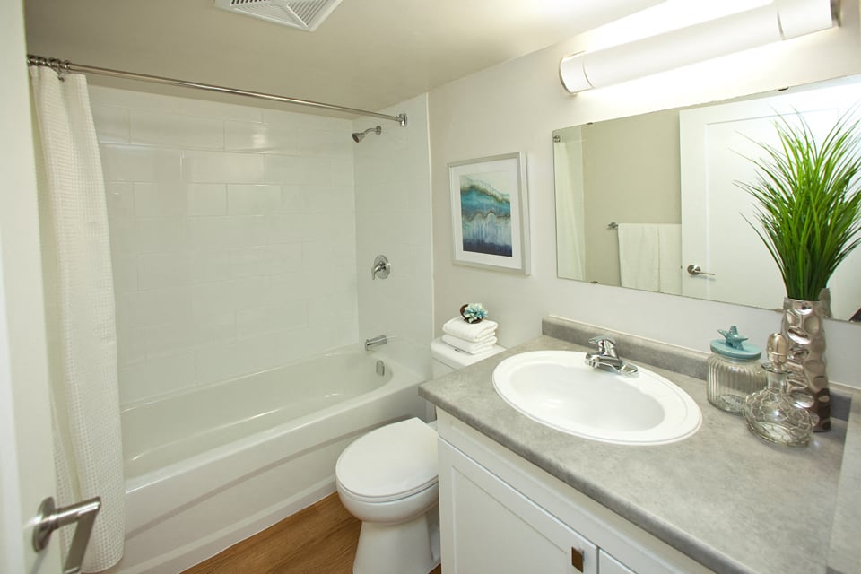 Lord Simcoe Apartments modern bathroom with full size bathtub in Niagara Falls, ON