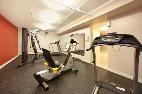 Lord Simcoe Apartments fitness facility in Niagara Falls, ON