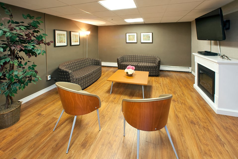 Lord Simcoe Apartments social room with couch seating and tv in Niagara Falls, ON