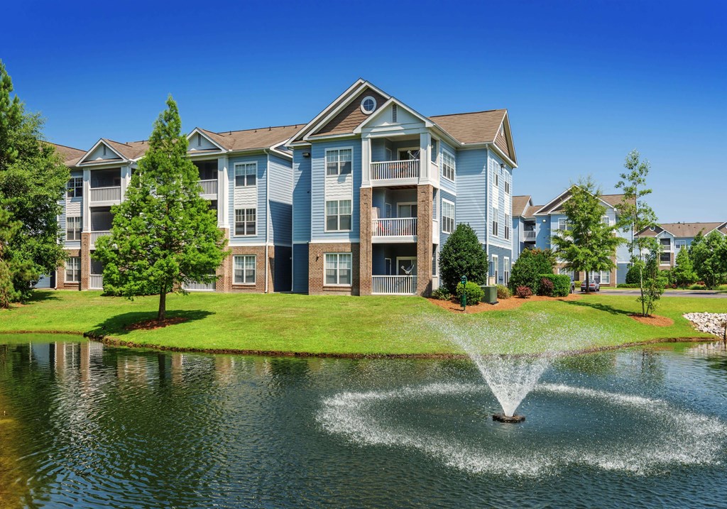 Exterior with fountain