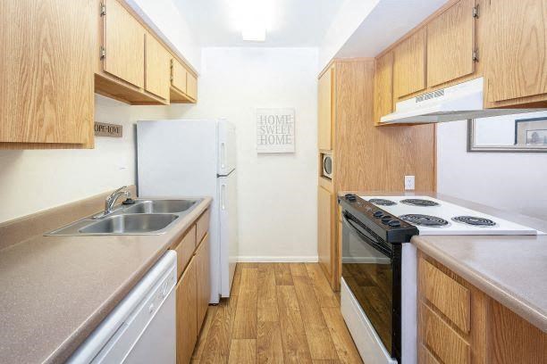 Fully Equipped Kitchen at Glen Oaks Apartments, Glendale