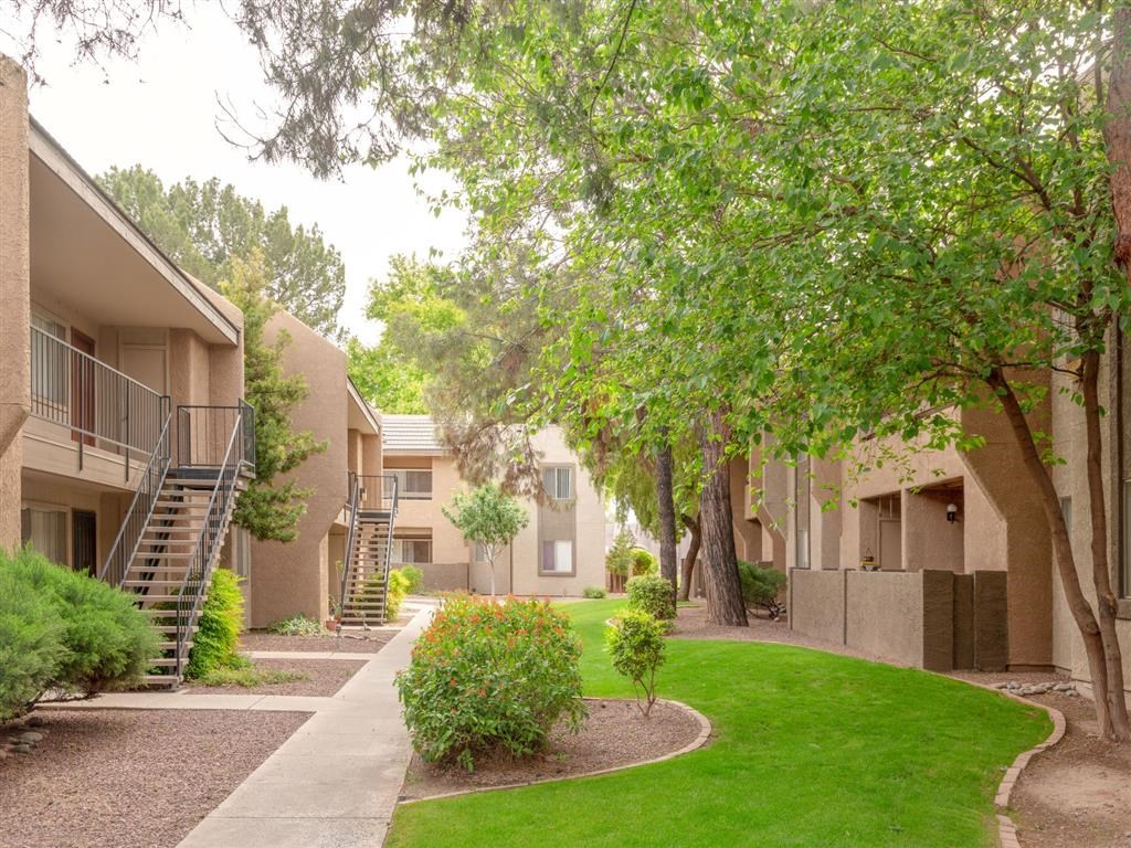 Courtyard With Green Space at Cimarron Place Apartments, Tucson