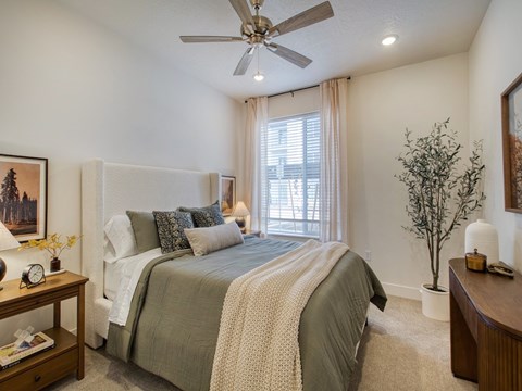 Bedroom with Ceiling Fan at Orchard Park Apartments