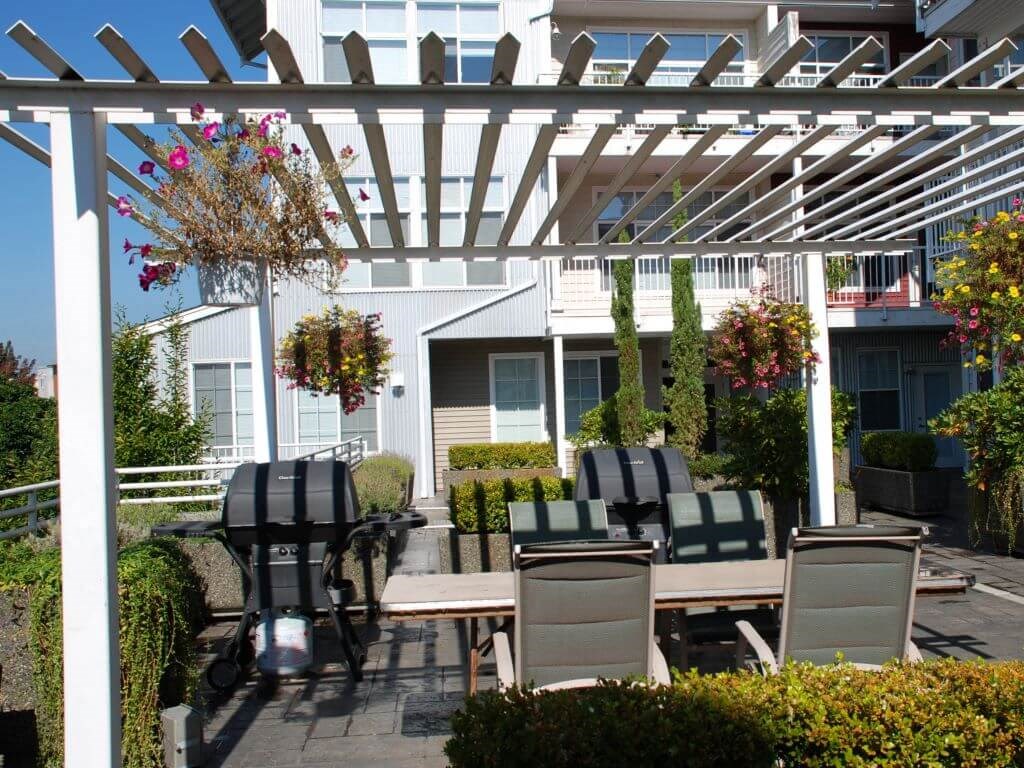 Resident Courtyard & BBQ at Metropolitan Collection Apartments, Renton, WA