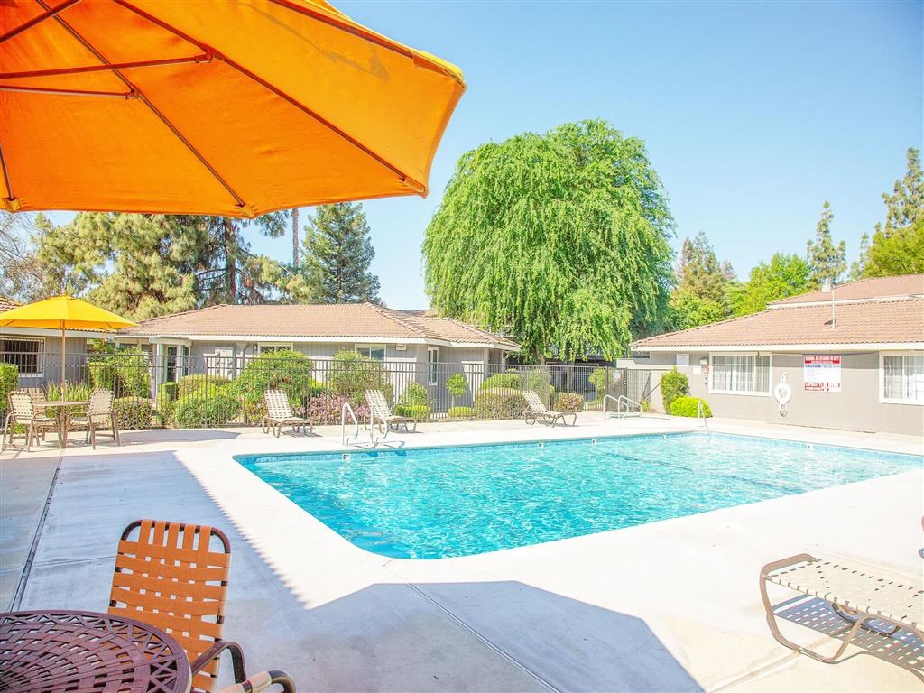 Poolside Dining Tables at Courtyard at Central Park Apartments, Fresno