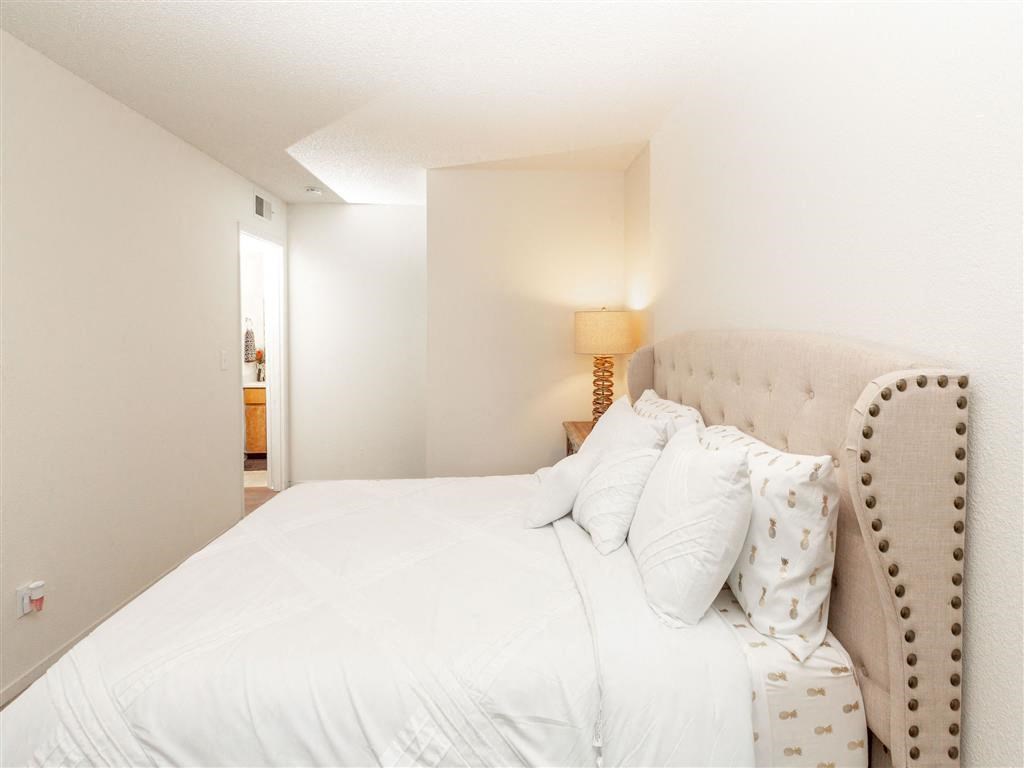 Large Comfortable Bedrooms at Courtyard at Central Park Apartments, California, 93722