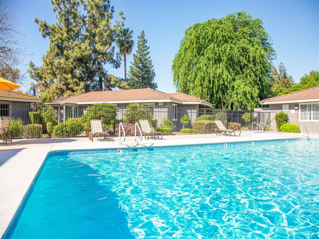 Blue Cool Swimming Pool at Courtyard at Central Park Apartments, Fresno, CA, 93722