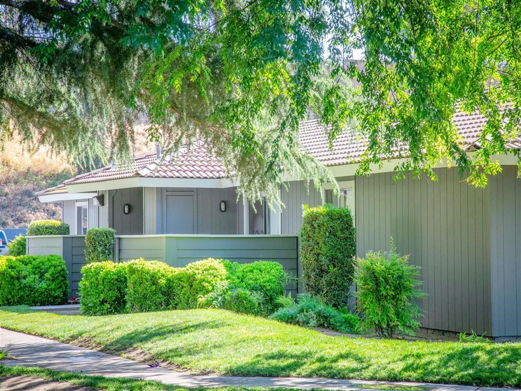 Courtyard With Green Space at Courtyard at Central Park Apartments, Fresno