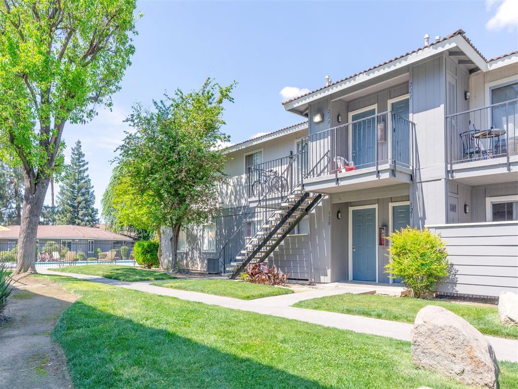 Elegant Exterior View at Courtyard at Central Park Apartments, Fresno, California
