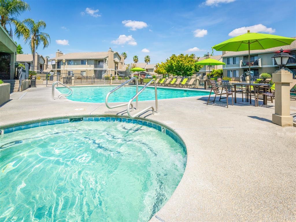 Hot Tub And Swimming Pool at Heron Pointe Apartments & Townhomes, Fresno, CA, 93711