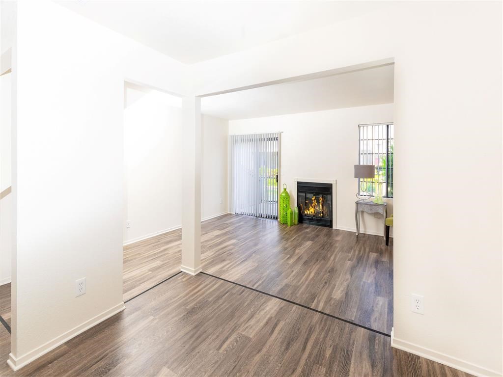Living Room with Fireplace at Heron Pointe Apartments & Townhomes, Fresno, 93711