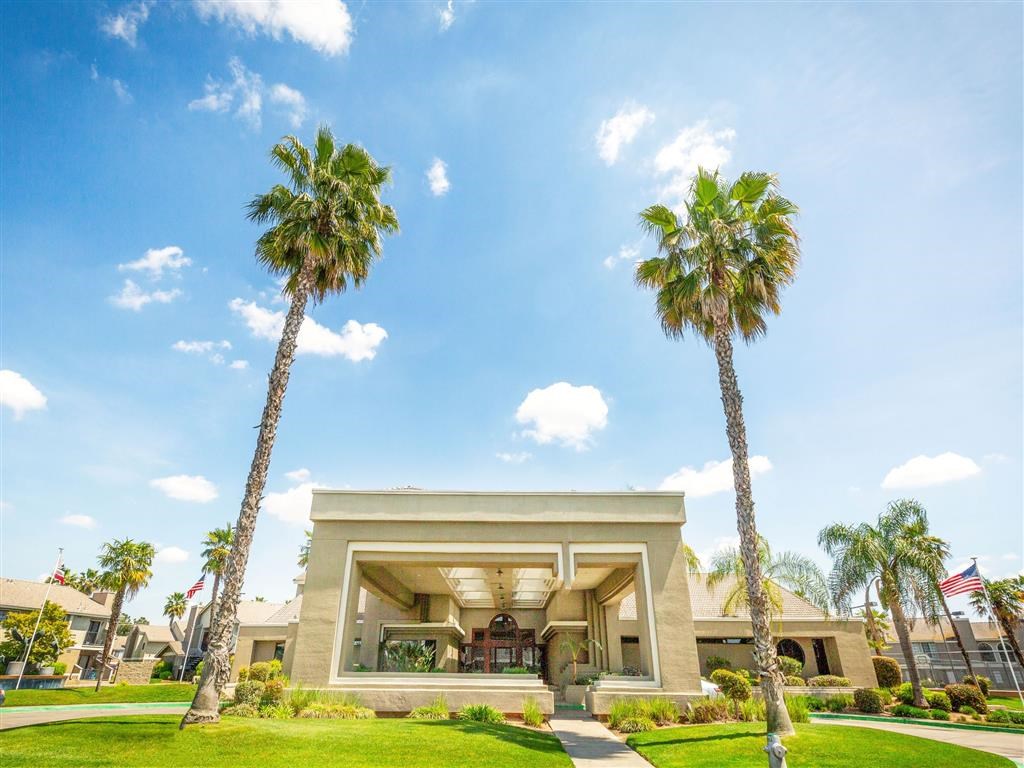 Grand Entry at Heron Pointe Apartments & Townhomes, California, 93711