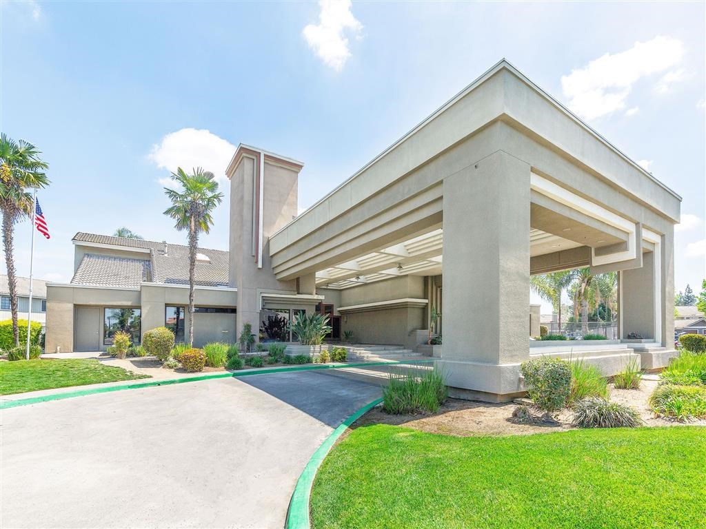 Exquisite Exterior & Leasing Center at Heron Pointe Apartments & Townhomes, Fresno, CA, 93711