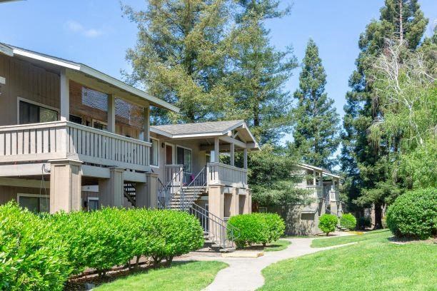 Courtyard With Mature Trees at Bent Tree Apartments, California, 95842
