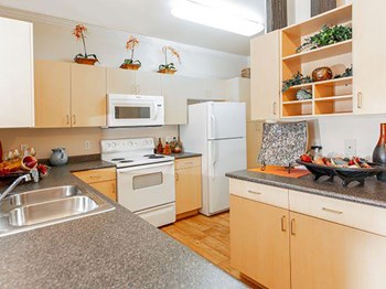 Spacious Full Size Kitchen Spacious Full Size Kitchen at Indigo Creek Apartments, Thornton, CO - Photo Gallery 3