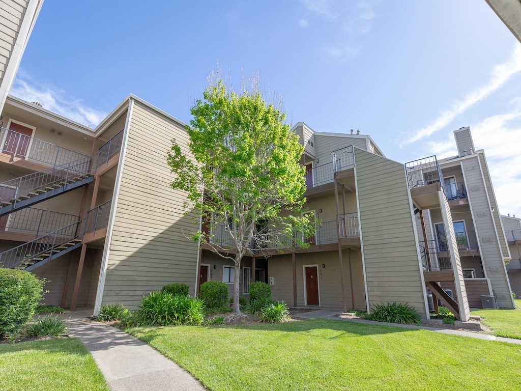 California Place Beautiful Apartments