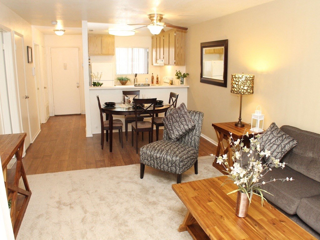 California Place Classic Dining Area