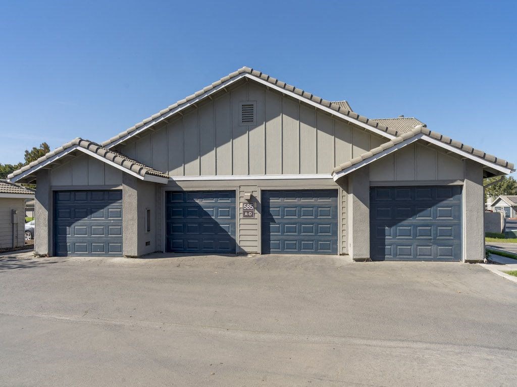 Detached Garages at Edgewater Isle