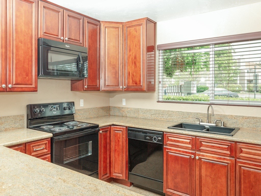 Electric Range In Kitchen at Chesapeake Commons Apartments, Rancho Cordova, CA, 95670
