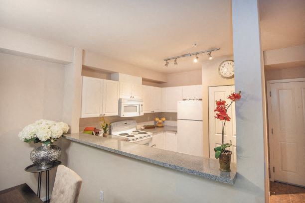 Fitted Kitchen With Island Dining Fitted Kitchen With Island Dining at Metropolitan Place Apartments, Washington - Photo Gallery