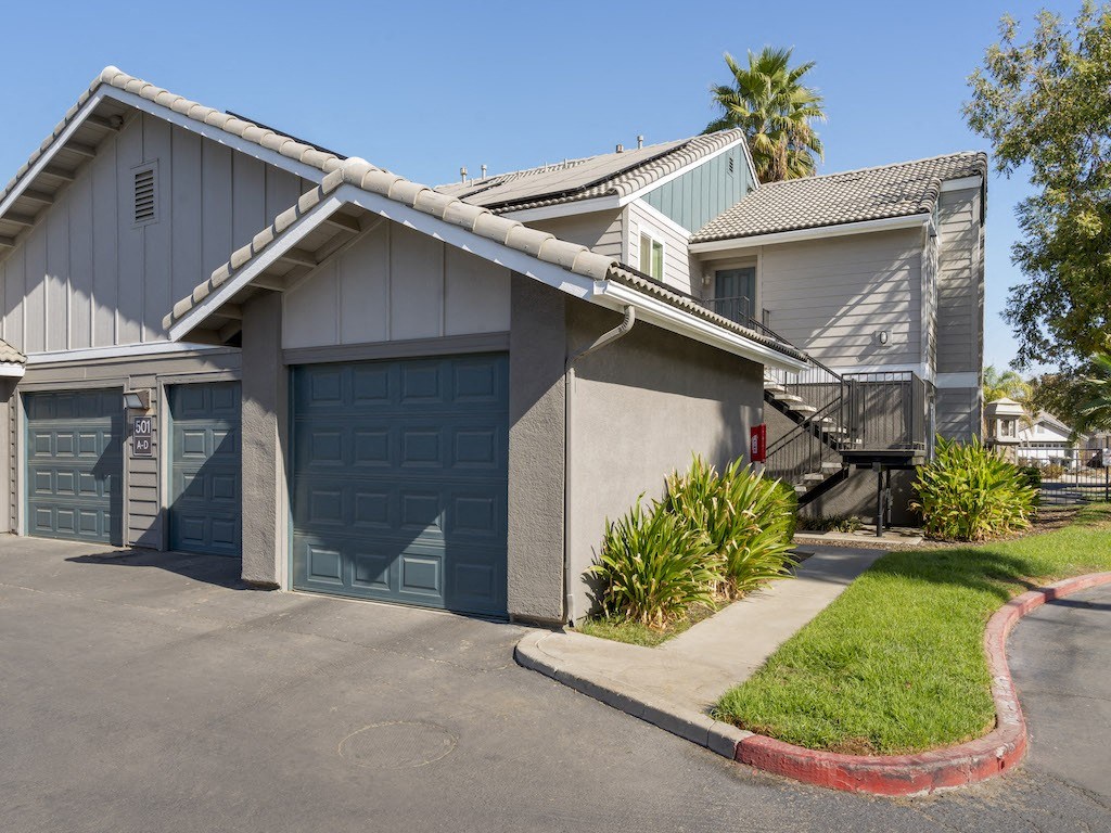 Large Garages at Edgewater Isle