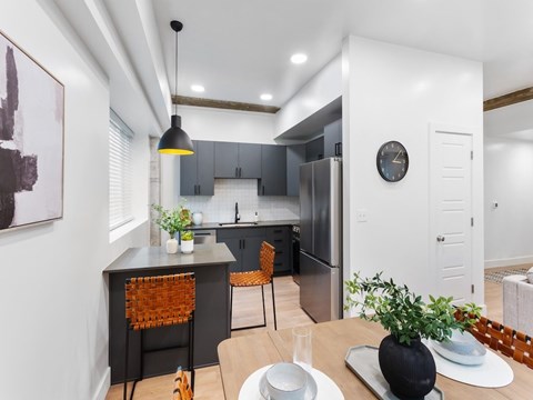 Maye House 1 Bedroom Dining and Kitchen