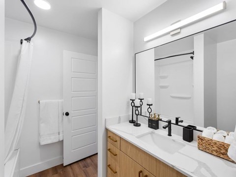 Maye House 2 Bedroom Bright Bathroom