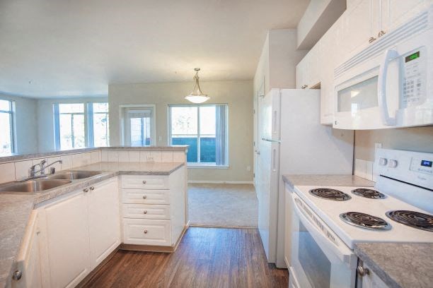 Fully Equipped Kitchen at Metropolitan Place Apartments, Washington