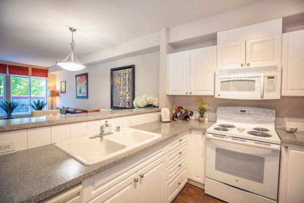 Energy Efficient Electric Range In Kitchen at Metropolitan Place Apartments, Renton, WA, 98057