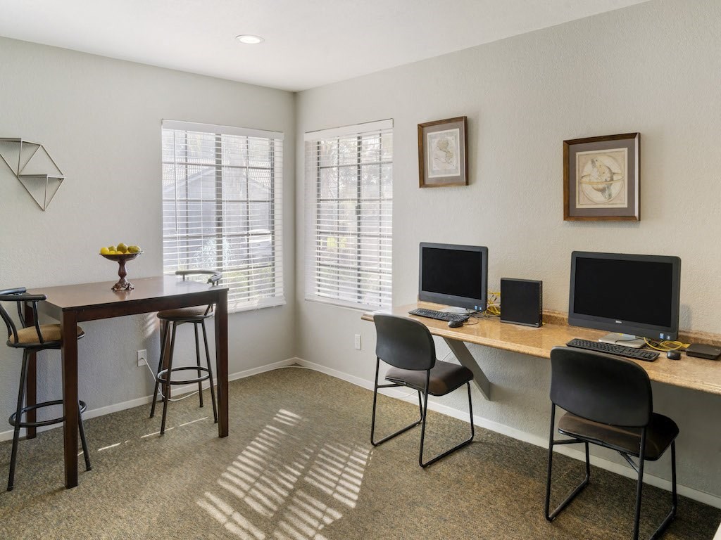 Resident Business Center at Edgewater Isle