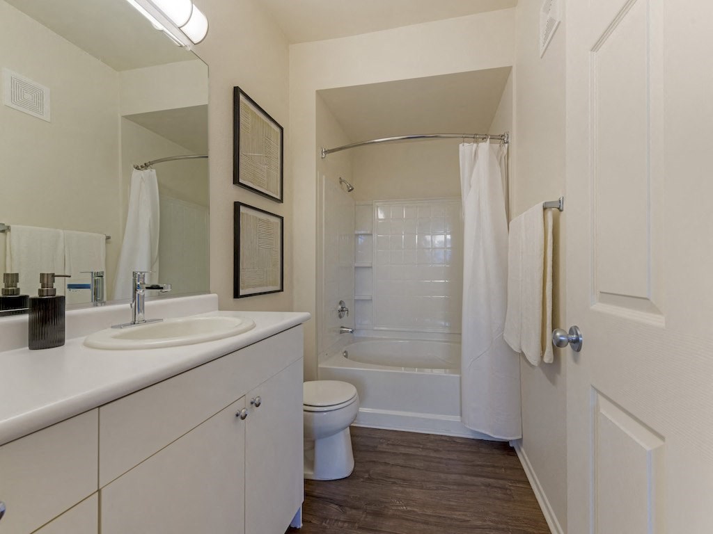 Bathroom with Tub/Shower Combo at Echo Ridge