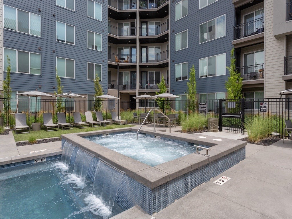 Spacious Hot Tub at City Lofts Apartments