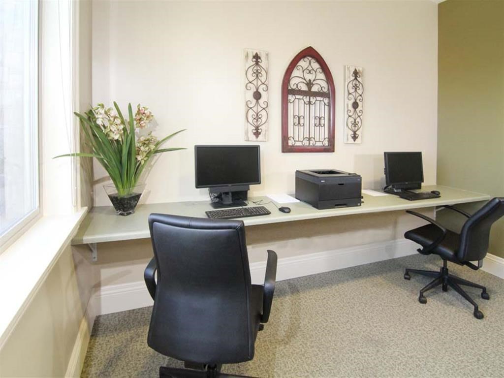 Business Center With Computers at Four Seasons Apartments & Townhomes, North Logan, Utah