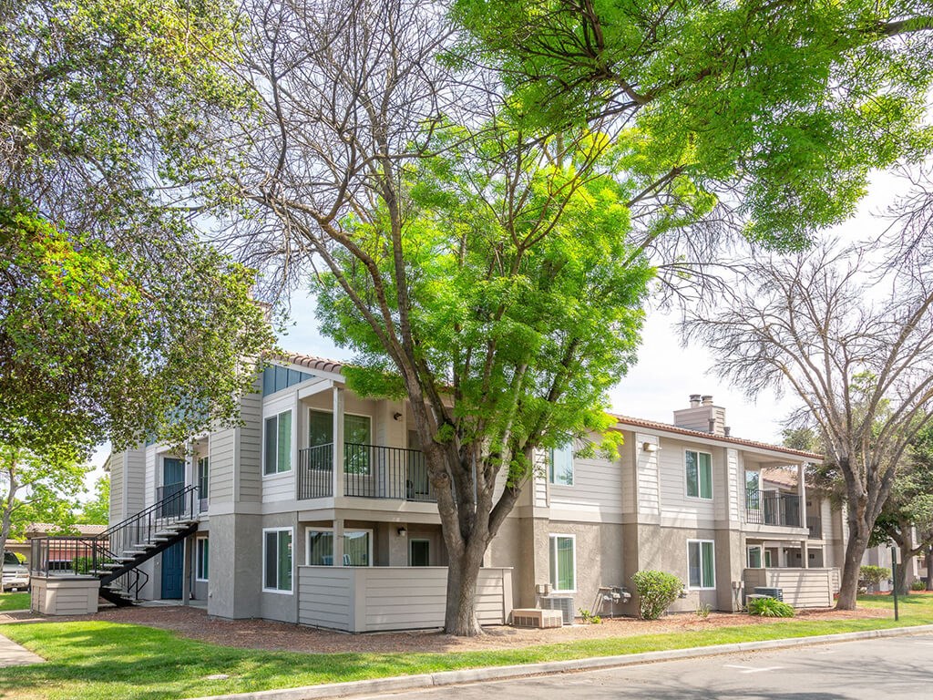 Exterior Building at River Oaks Apartments & Townhomes, Hanford, California
