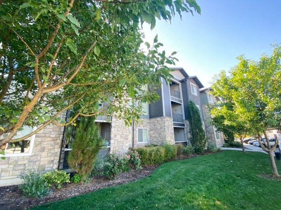Courtyard With Green Space at Talavera at the Junction Apartments & Townhomes, Utah