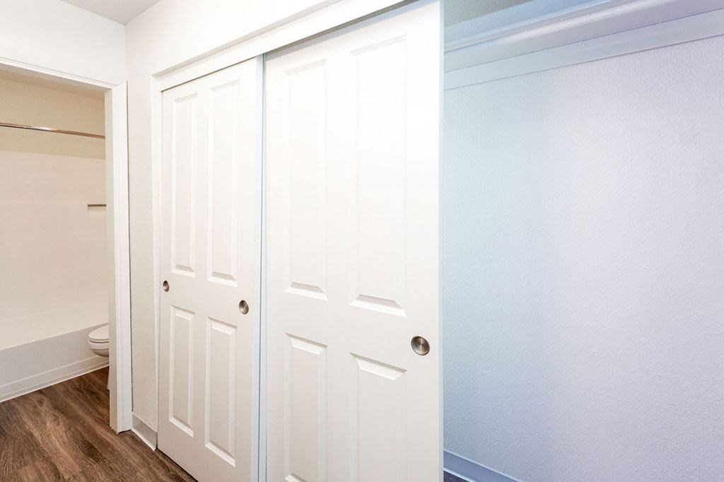 River Oaks Apartments & Townhomes, 580 West Fargo Ave, Hanford, CA