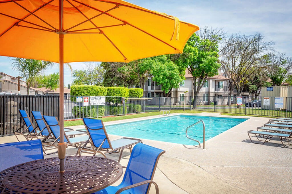 Poolside Dining Tables at River Oaks Apartments & Townhomes, Hanford, California