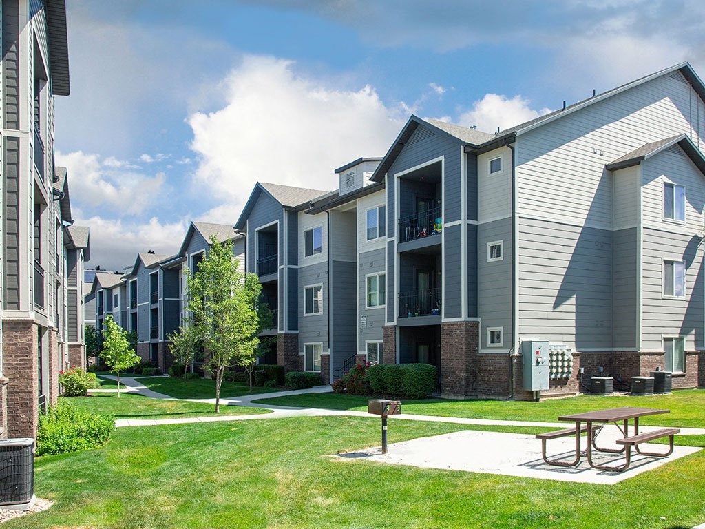 Picnic And Bbq Area at Four Seasons at Southtowne Apartments, South Jordan