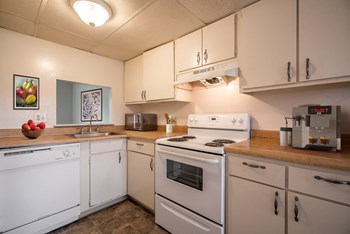 Fully Equipped Kitchen Fully Equipped Kitchen at Cambridge Apartments, ZPM , Clarksville, 47129 - Photo Gallery 4