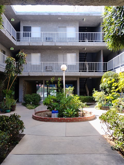 A courtyard with a fountain in the middle of it.