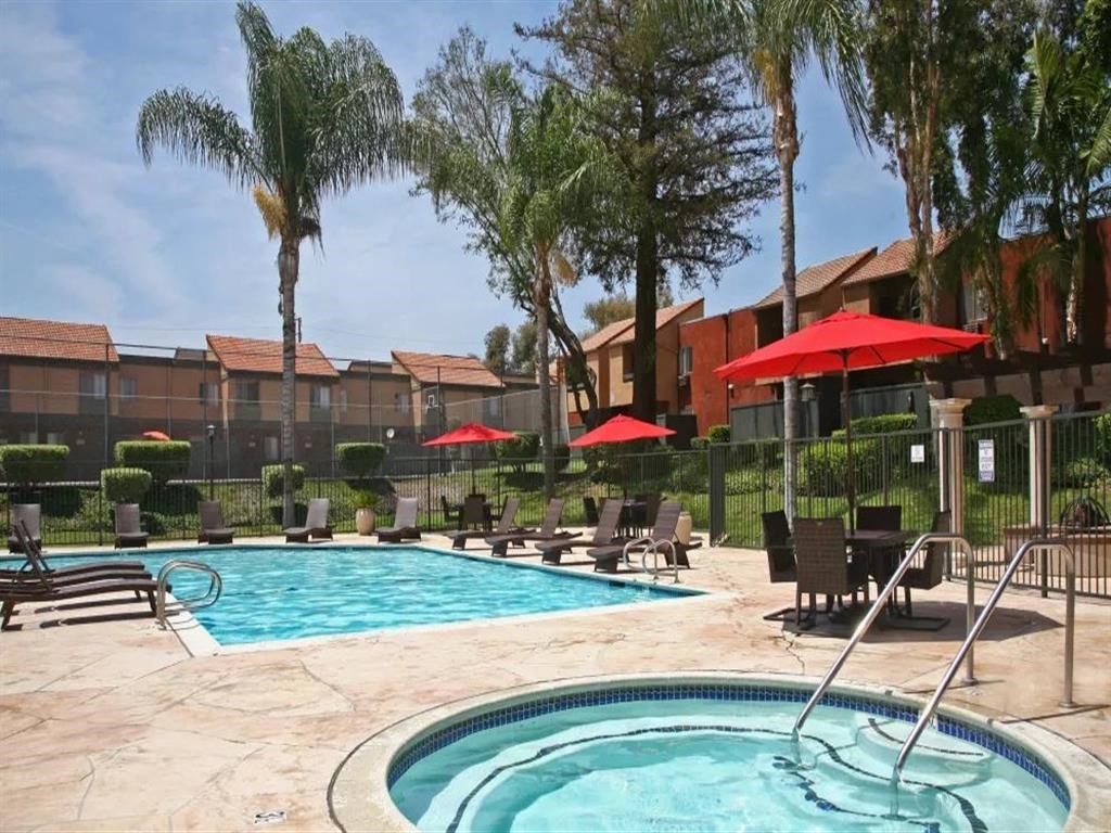 Brookhollow Pool / Jacuzzi