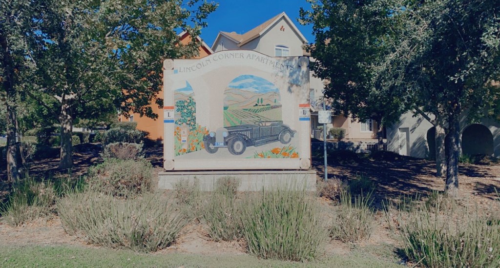 Front Sign Lincoln Corner