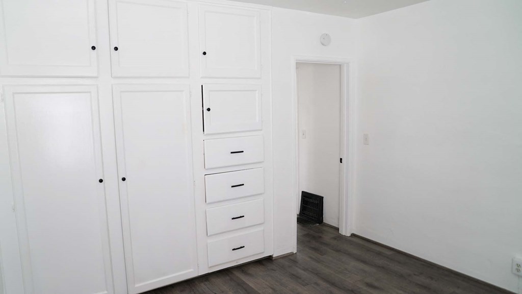 Bedroom built-in cabinets 